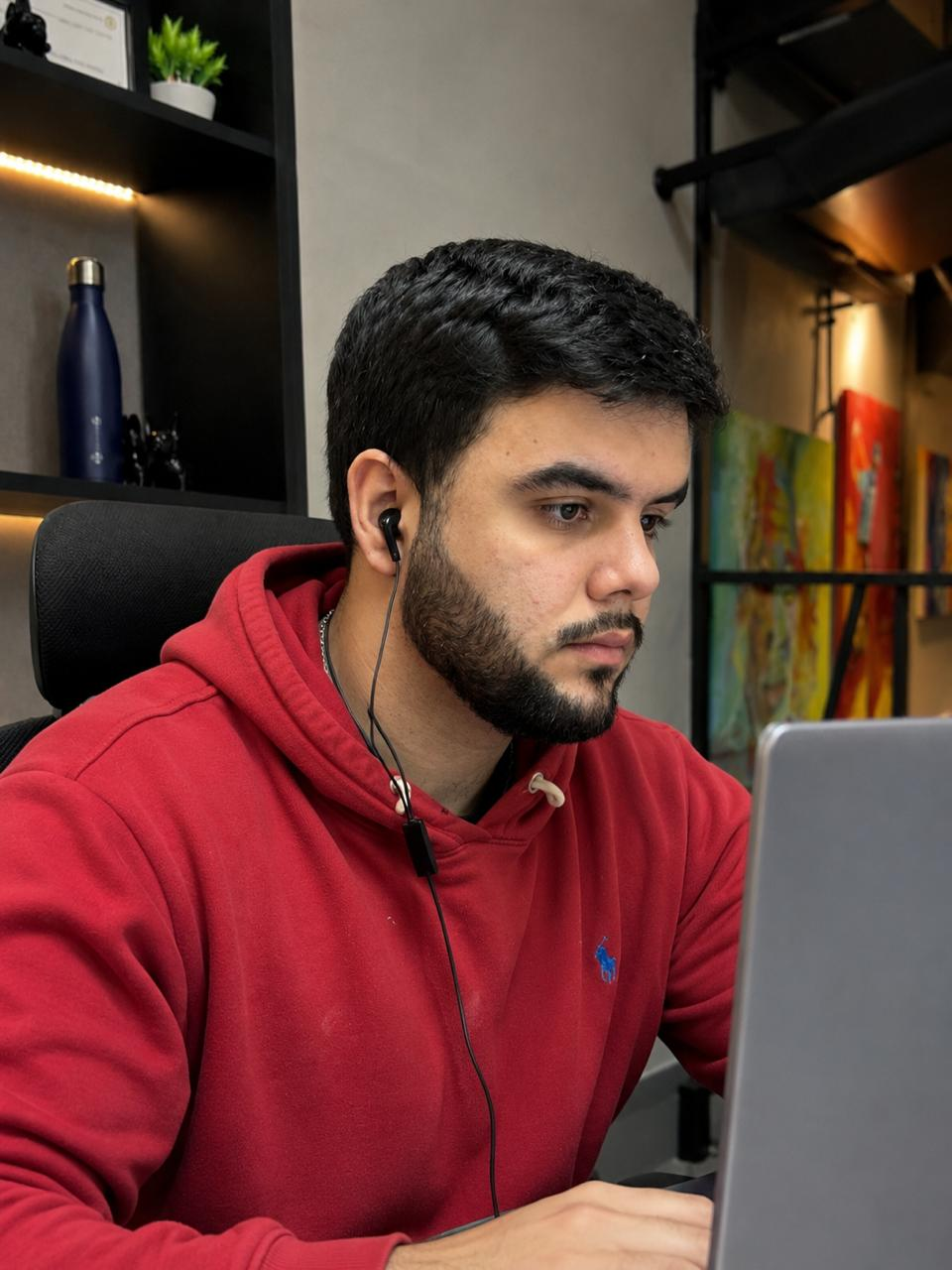 Gabriel Guelles trabalhando no notebook